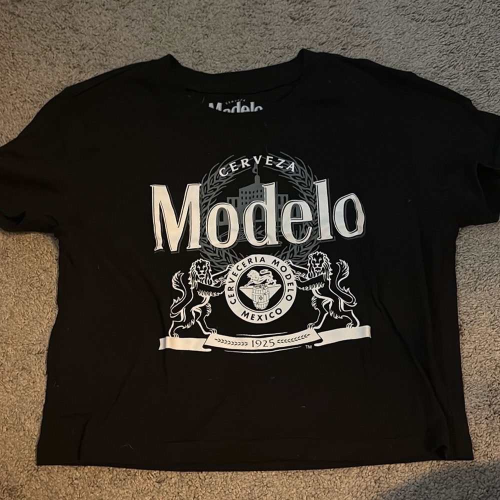 Modelo crop tee